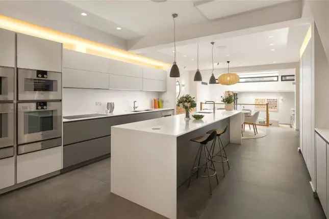 Terraced House for Sale in Chelsea SW3