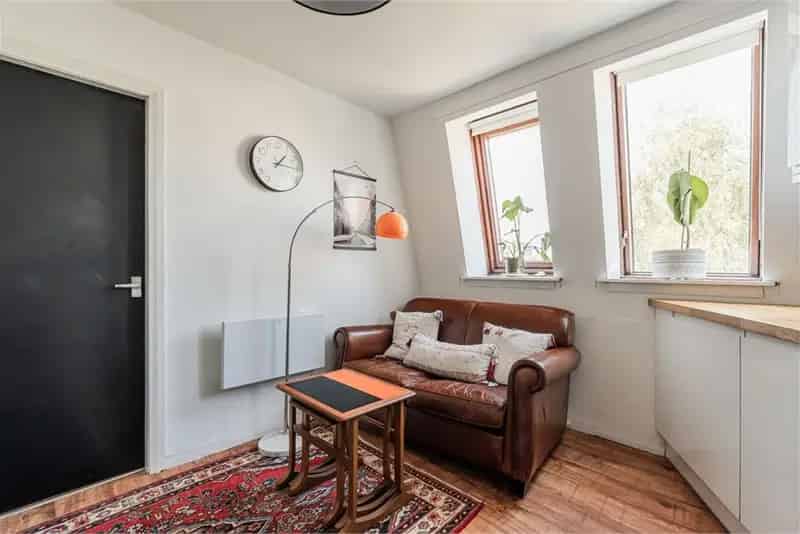 2 Bed Top Floor Flat with Parking - Renovated