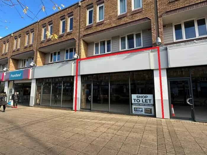 Retail Unit in Shopping Centre with Ample Parking