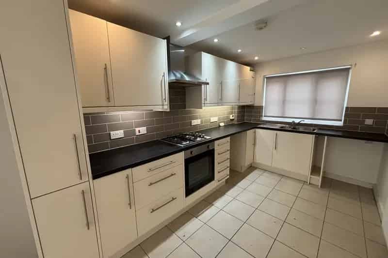 2 Bed Terraced House with Courtyard Garden