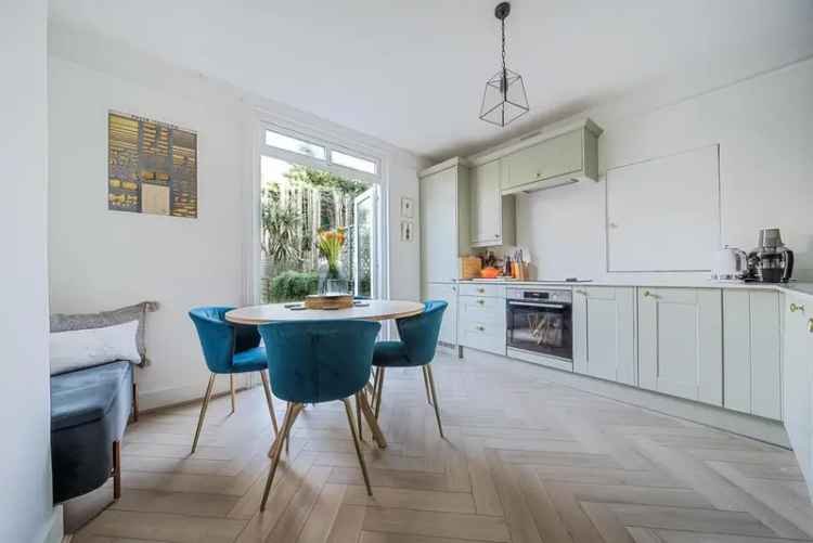 Flat For Sale in London, England