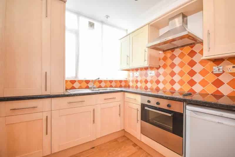 Spacious 1st Floor Flat Brentwood Town Centre Near Station