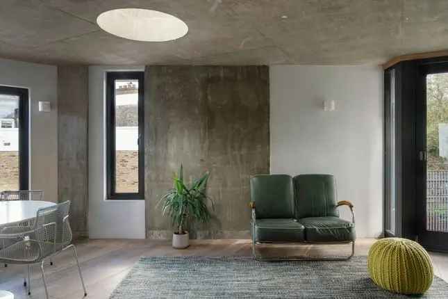 3-Bed House in London Fields East Side - Unique Design by Chance de Silva