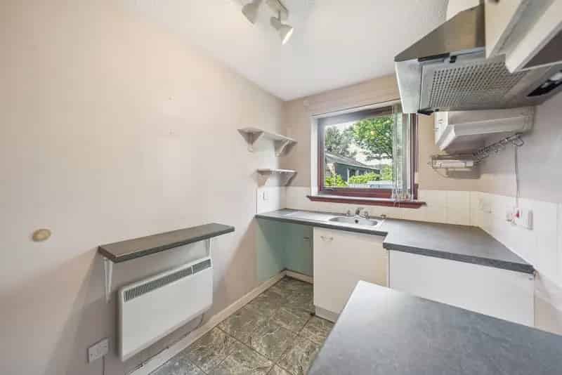 2-Bed Ground Floor Apartment Near Pollokshaws West Station