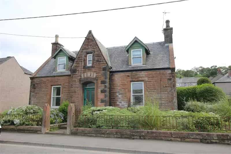 2 Bed Detached House Requiring Refurbishment Near Town Centre