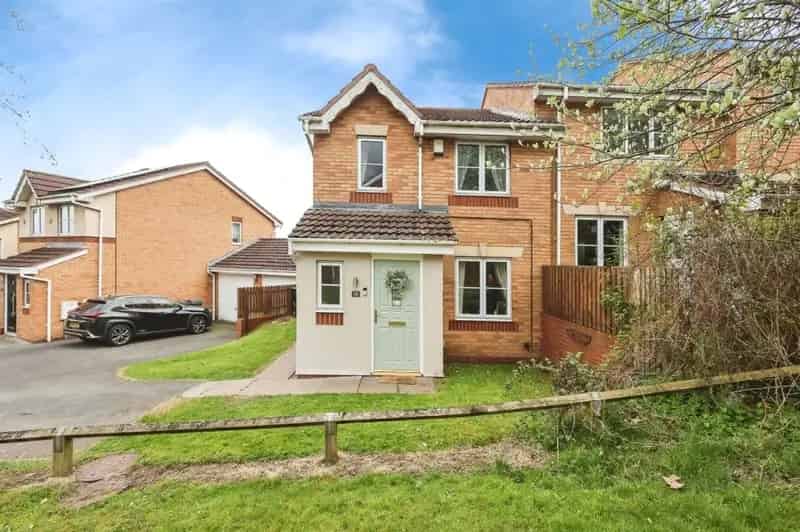 Charming 3-Bedroom House with Garden and Garage