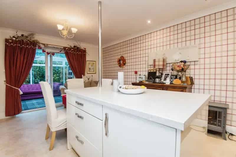 2 Bed House with En-Suite, Conservatory & Garage