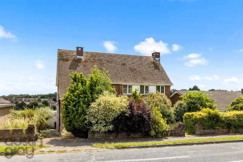 5 Bedroom House for Sale - Family Home with Large Garden and Garage