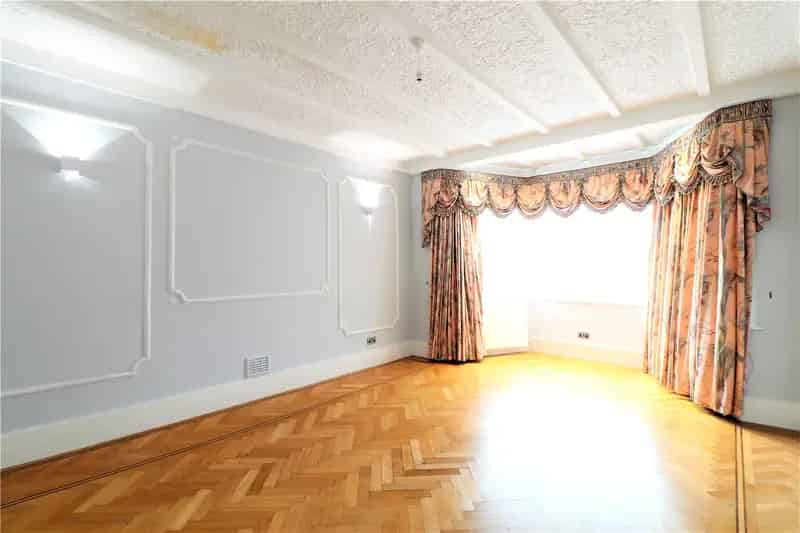 7 Bedroom House in London Near Golders Green