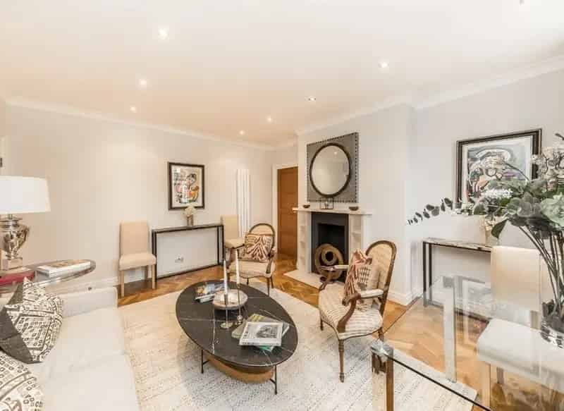 Beautiful Apartment with Large Windows and Patio Garden
