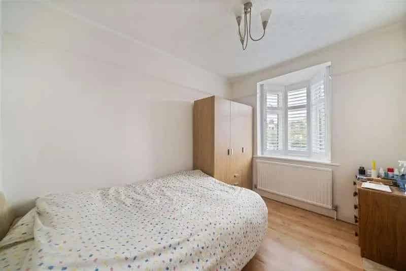 5 Bed House for Sale near Raynes Park Station