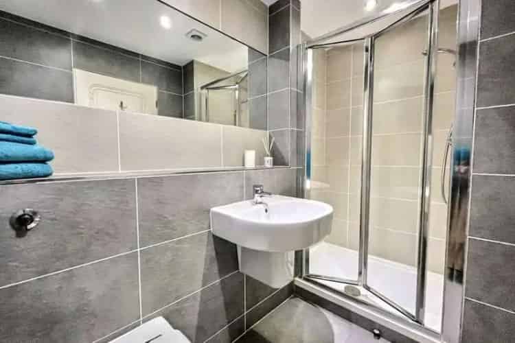 5 Bed Detached House For Sale
