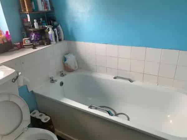 2 Bed House Near Town Centre Schools Parking