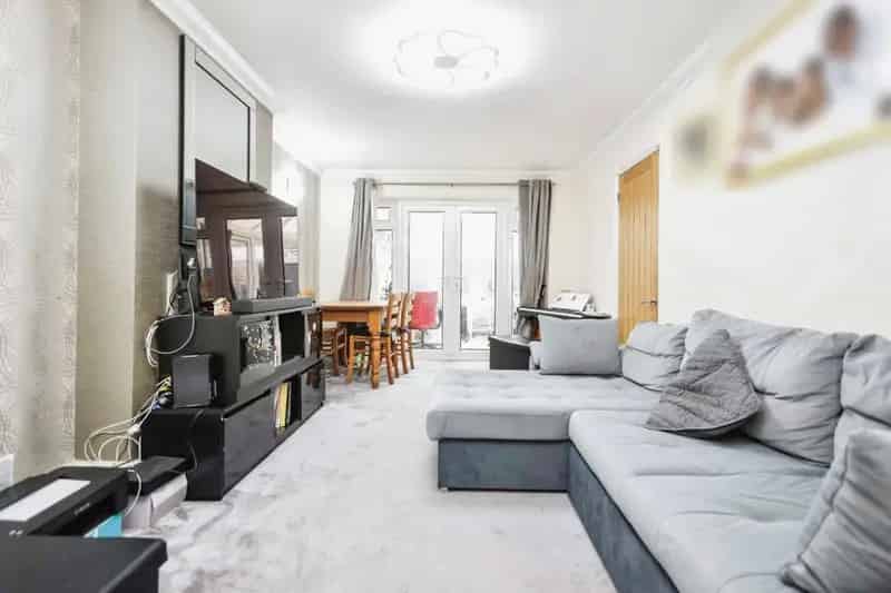 Modern 3-Bed Townhouse with Garage and Conservatory