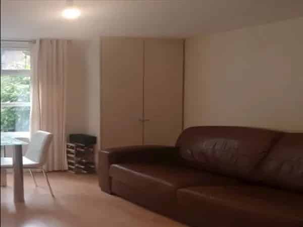 Ground Floor Flat near Westfield with Private Patio