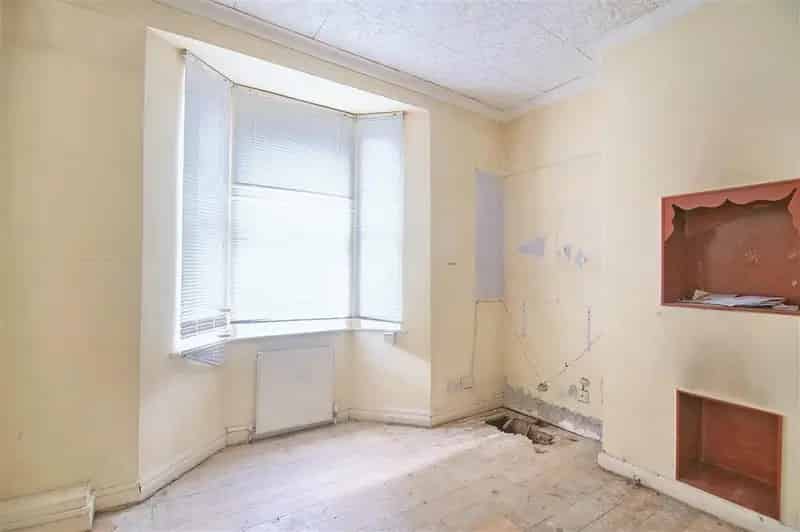 Freehold Mid Terrace House Near Canary Wharf