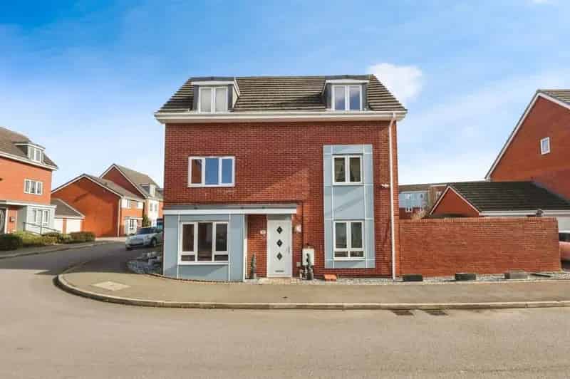 Spacious Four Bedroom Family Home Near Birmingham