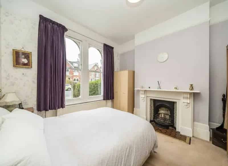 Large Split Level Flat East Dulwich  999 Year Lease Off Street Parking