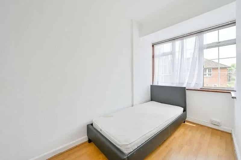 4 Bed House for Sale - Extended with Loft Conversion and Garden