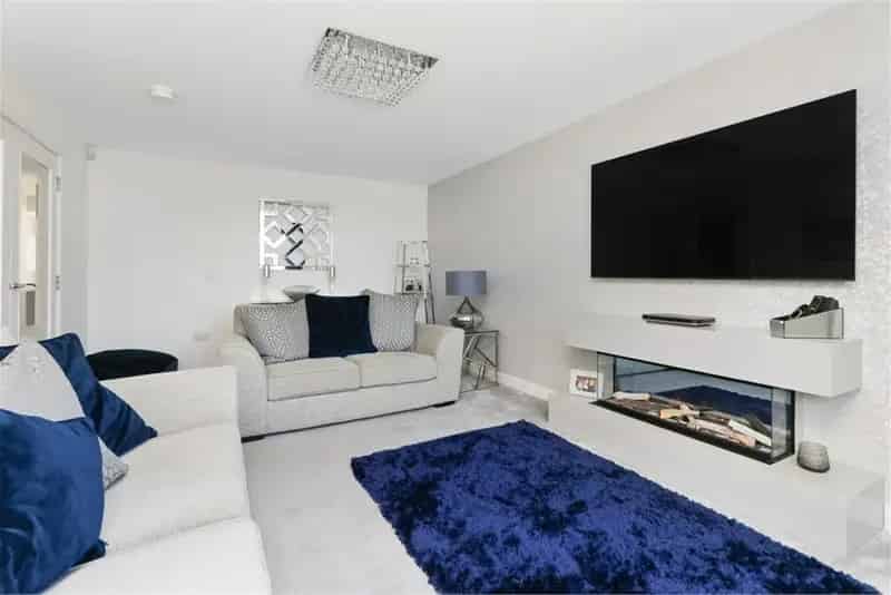 5 Bed Detached House Burdiehouse Edinburgh