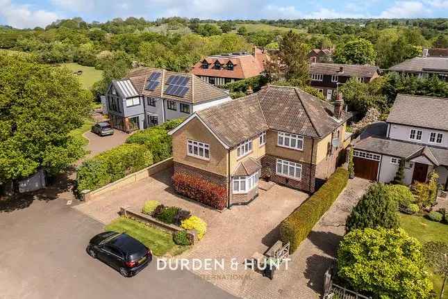 Detached House For Sale in Farm End Chingford E4