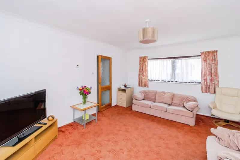 2 Bed Maisonette with Private Garage Near City Centre
