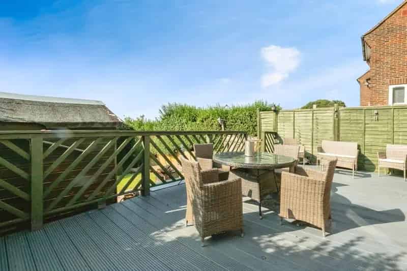 Three Bedroom House Family Home Modern Kitchen Garden