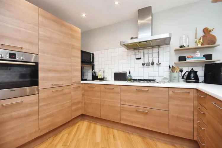 2 Bedroom Apartment Near Brentwood Station