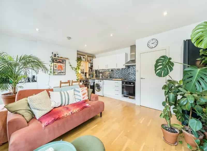 Three Double Bedroom Split Level Apartment near Queens Park