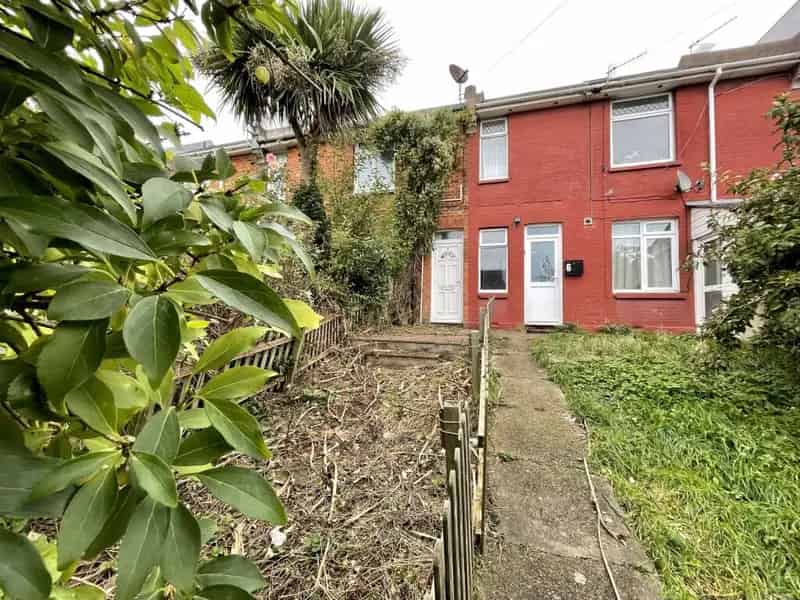 Newly Refurbished 2-Bedroom Flat with Garden