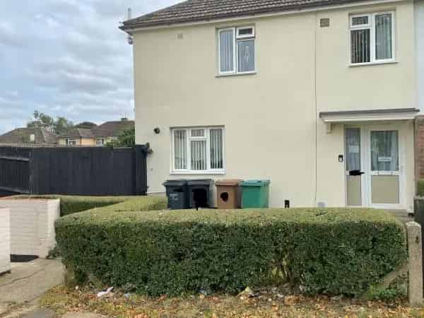 Large 3 Bed Semi Detached House Near Schools and Shops