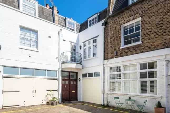 Terraced House for Sale in Queen's Gate Place Mews London SW7