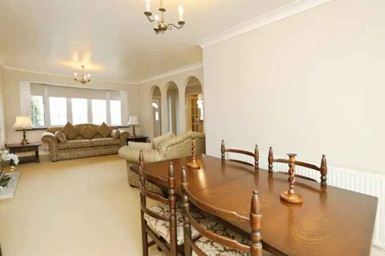 3 Bed Bungalow with En-Suite, Open Plan Living, and Private Garden
