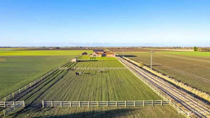 5 Bedroom Barn Conversion 2.5 Acres South Lincolnshire