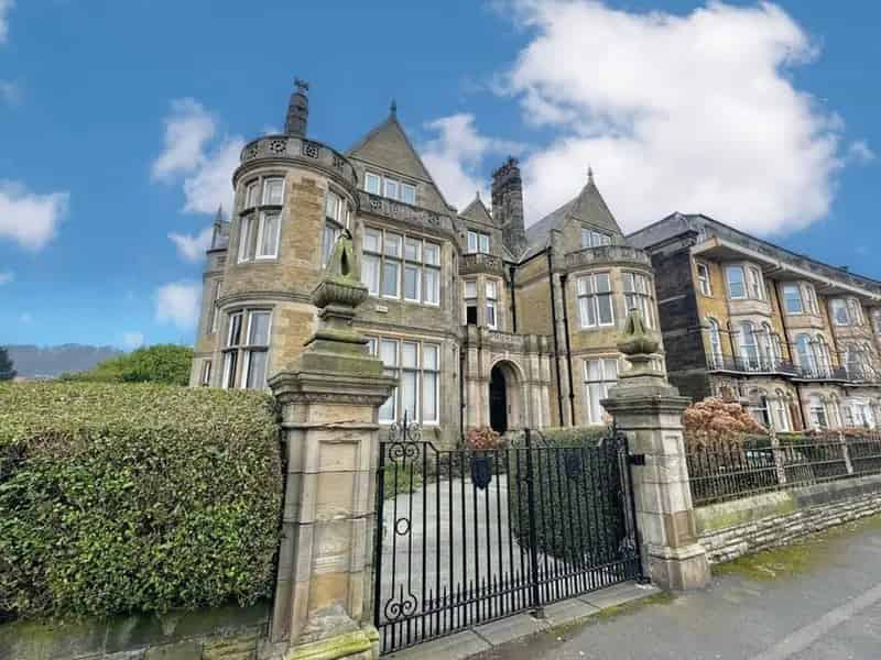 Scarborough Esplanade Studio Apartment with Sea Views and Garage
