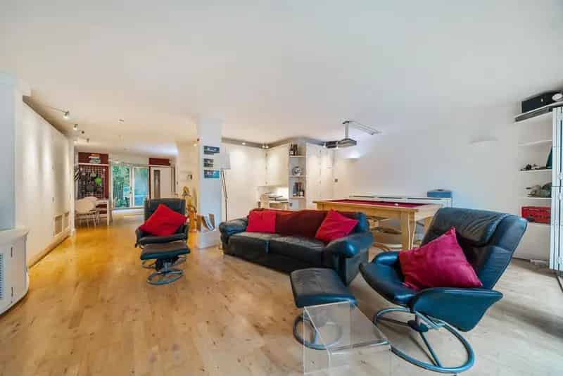 Spacious Two Bedroom Apartment near Hyde Park