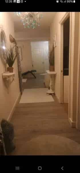 Large Flat with 2 Toilets Balcony Terrace Underground Parking Near Elizabeth Line