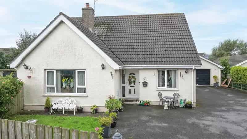 Five Bedroom Detached Home with Double Garage Modern Kitchen