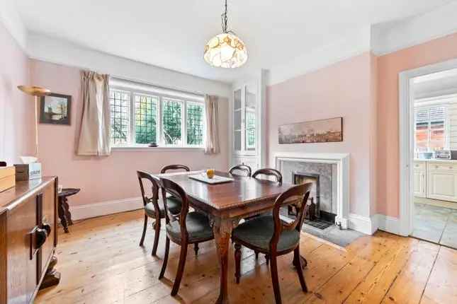 Semi-detached House for Sale in Surbiton KT6