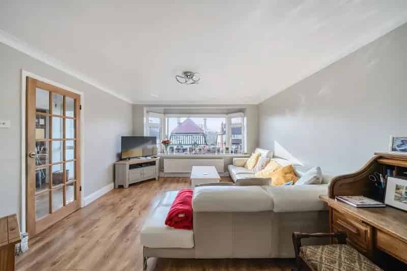 5 Bed House High Barnet Near Tube Station and Excellent Schools