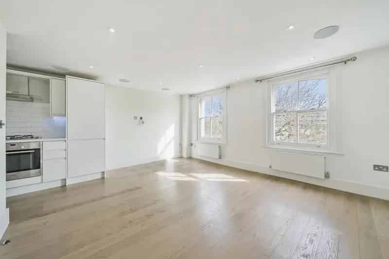 Spacious 2-Bed Split Level Flat Top Floor Period House 800 sq ft Share of Freehold