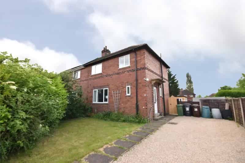 3 Bedroom Semi Detached House with Sunroom and Large Garden