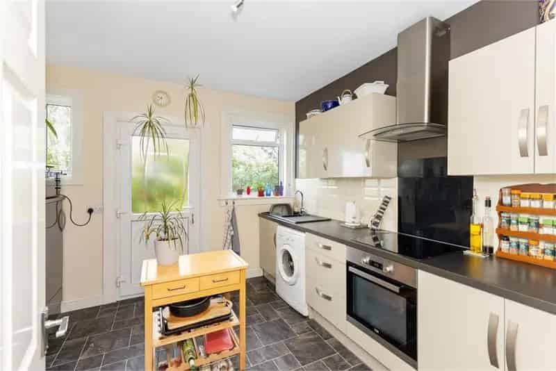 3 Bed Flat Lower Villa Private Garden Driveway Stylish Fittings
