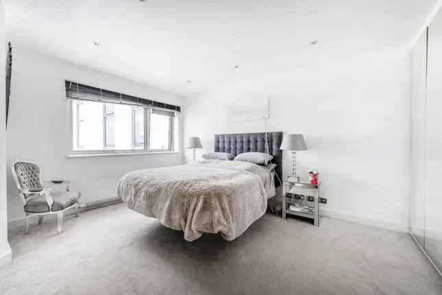 Flat to rent in Peterborough Road, Parsons Green, London SW6