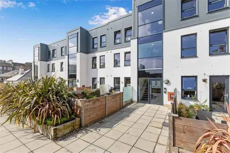 2 Bed Flat First Floor 1 Reception Room Contemporary Development