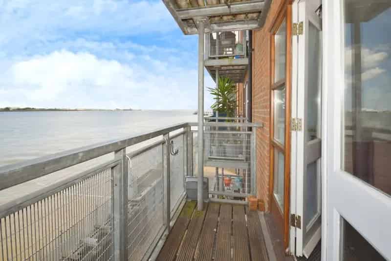 2 Bedroom River Thames Apartment with Balcony and Parking