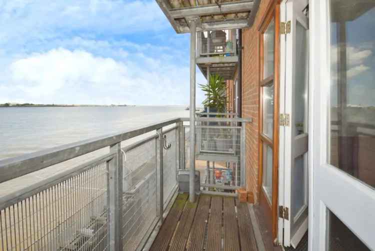 2 Bedroom River Thames Apartment with Balcony and Parking