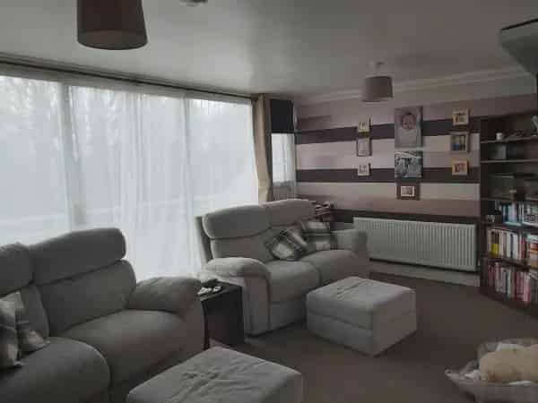 2 Bedroom Townhouse Harefield Village New Kitchen and Boiler
