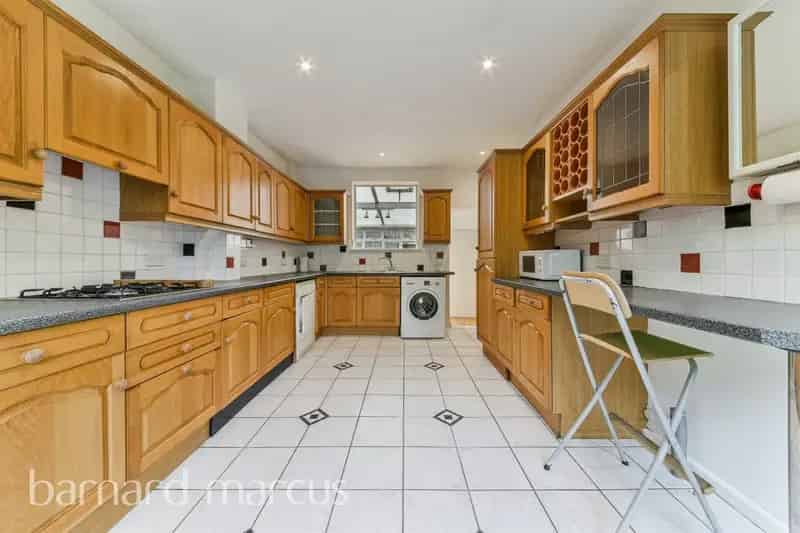 Spacious Family Home Lawrie Park Triangle 1024 sq ft Potential to Extend