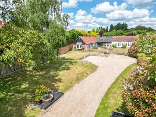 Stunning Barn Conversion 2400 sq ft, 4 Beds, Landscaped Grounds